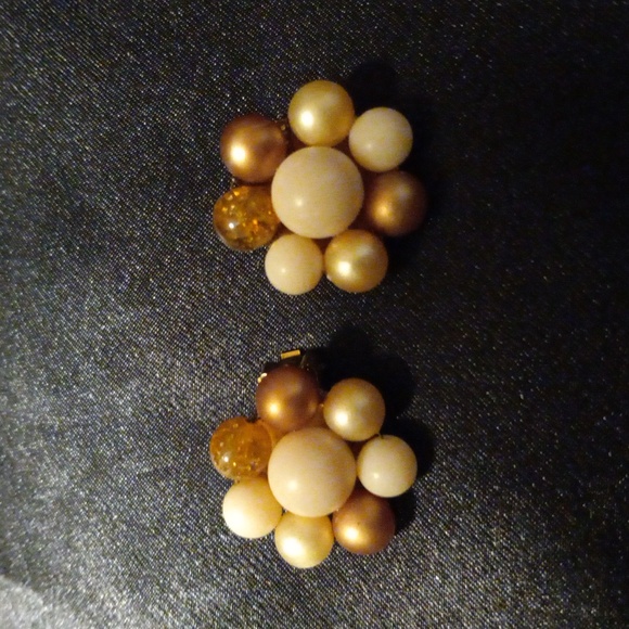 1940s vintage Cluster clip On earrings. Stamped Germany. Very nice condition - Picture 2 of 4